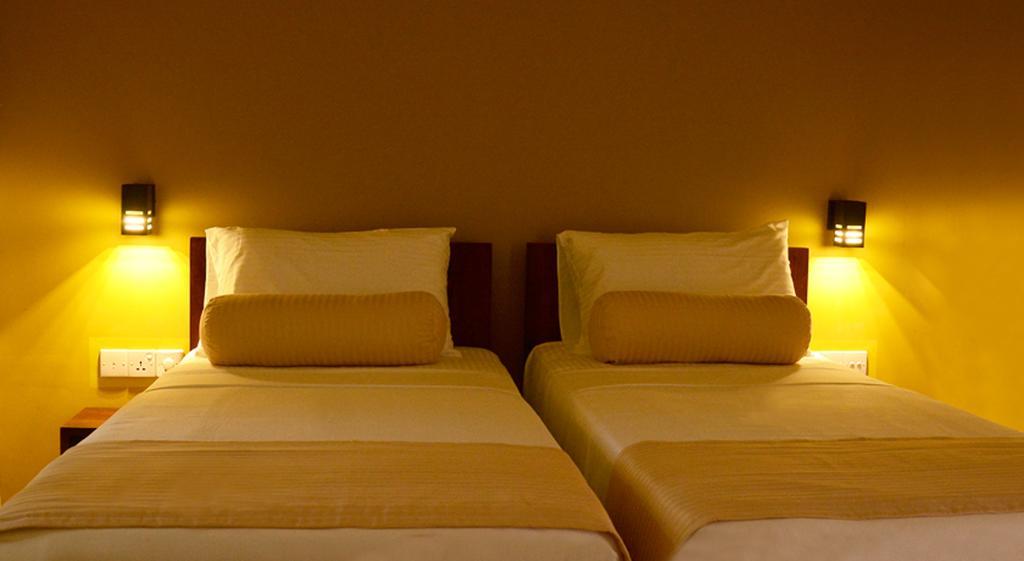 Inlak Garden Hotel Negombo Habitación foto